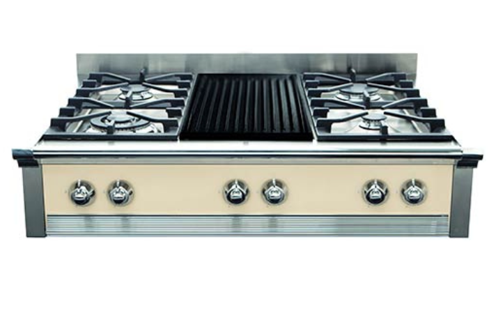 Gaskochfeld aus Edelstahl mit sechs Kochfeldern, integriertem Grill in der Mitte und mehreren Bedienknöpfen vorne