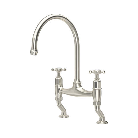 Klassische Zweigriff-Küchenarmatur als Brückenmischer mit hohem Schwanenhals-Auslauf in gebürsteter Nickeloptik; elegante Lösung für Spülbecken, präzise Warm- und Kaltwasserregelung
