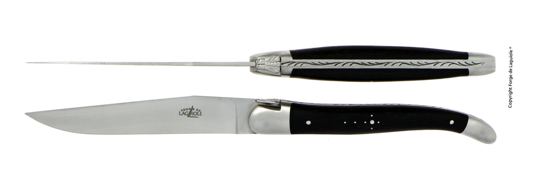 Traditionelles Laguiole Taschenmesser mit Ebenholzgriff, dekorativem Rücken und eingraviertem Logo der Forge de Laguiole, aufgeklappt und seitlich zu sehen