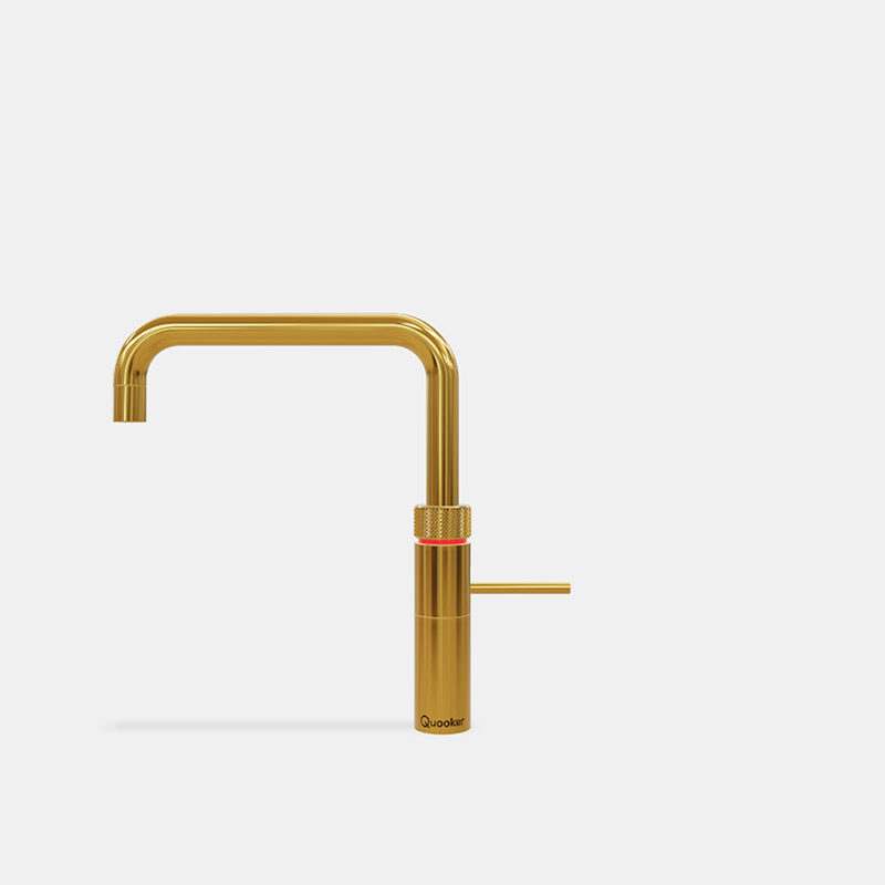 Goldener Quooker Wasserhahn mit eckigem Auslauf vor weißem Hintergrund, moderne Küchenarmatur