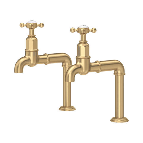 Zwei klassische Waschtisch-Standventile aus Messing mit Kreuzgriffen, Oberfläche gebürstetes Gold/Messing, separate Kalt- und Warmwasserhähne, für Aufsatzwaschbecken, nostalgisches Design