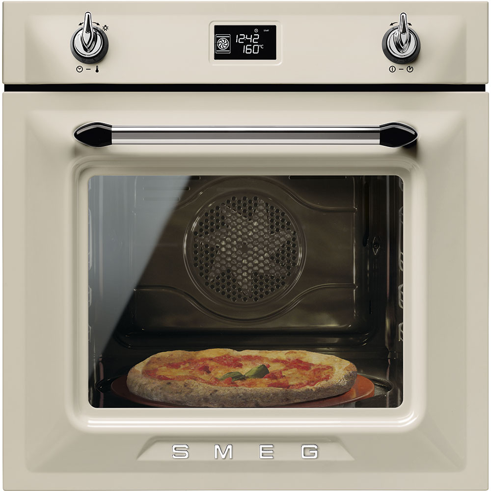 Beiger Smeg Backofen mit elektronischer Anzeige, im Garraum befindet sich eine frisch gebackene Pizza.