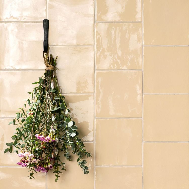 Beige, glänzende Wandfliesen mit Haken und Kräuterbund