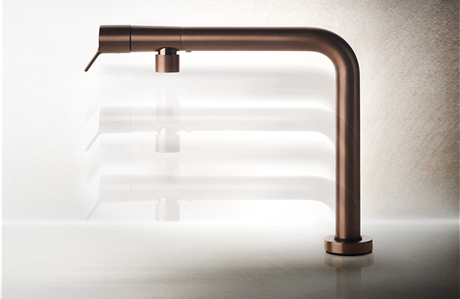 Seitliche Ansicht einer modernen, bronzefarbenen Küchenarmatur mit minimalistischem, eckigem Design auf hellem Untergrund