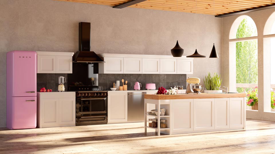 Helle, moderne Küche mit weißer Kücheninsel, stilvoller Beleuchtung, großen Fenstern und pinkfarbenem SMEG Retro-Kühlschrank.