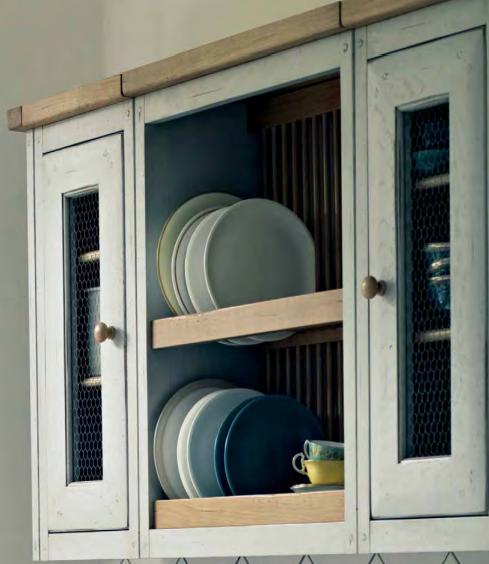 Offener Küchenschrank mit weißen und blauen Tellern sowie Tassen, rustikaler Landhausstil, Holzelemente