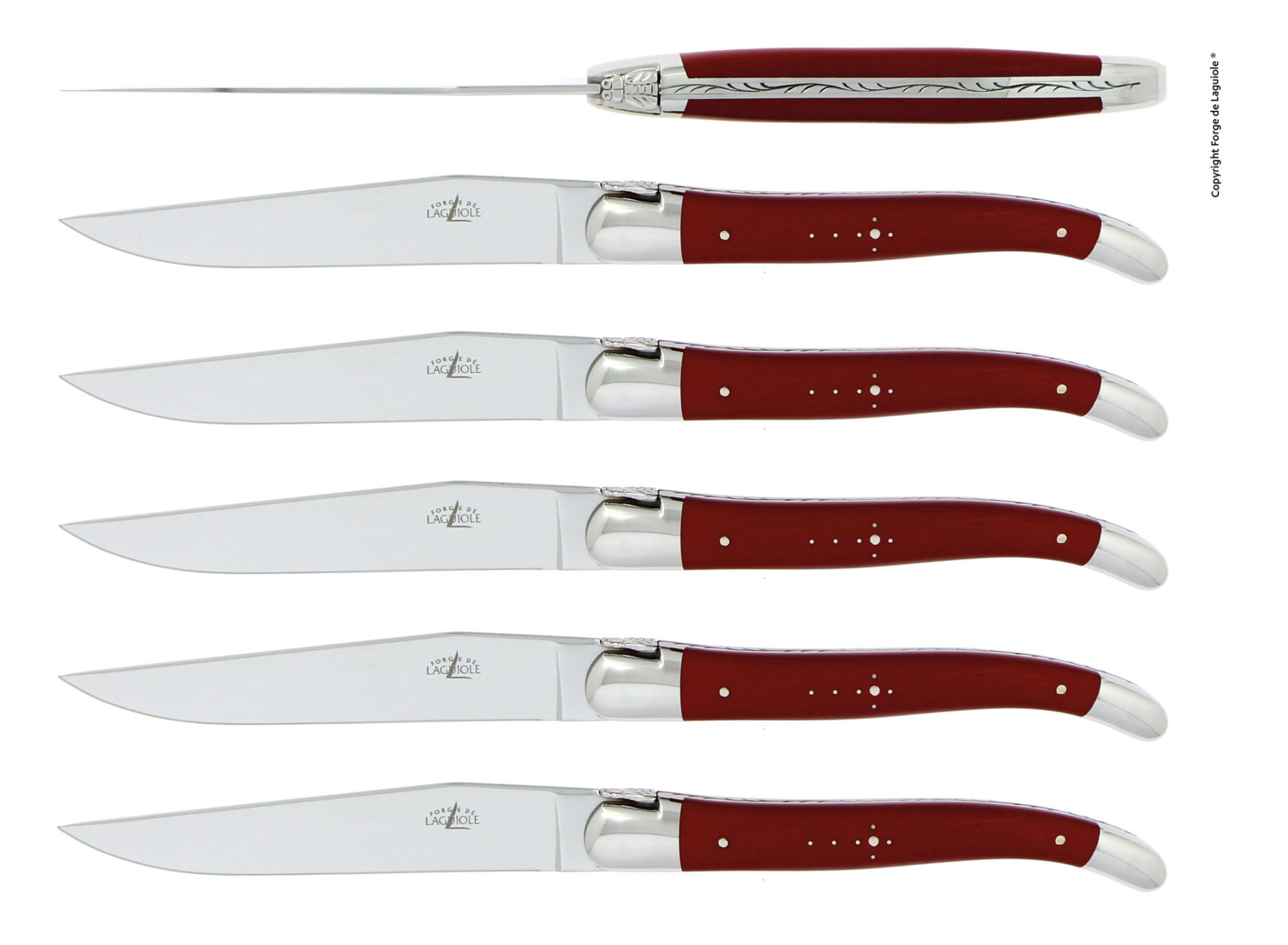 Sechs Laguiole Steakmesser mit roten Griffen und Edelstahlklingen, seitlich angeordnet, für den eleganten Tisch