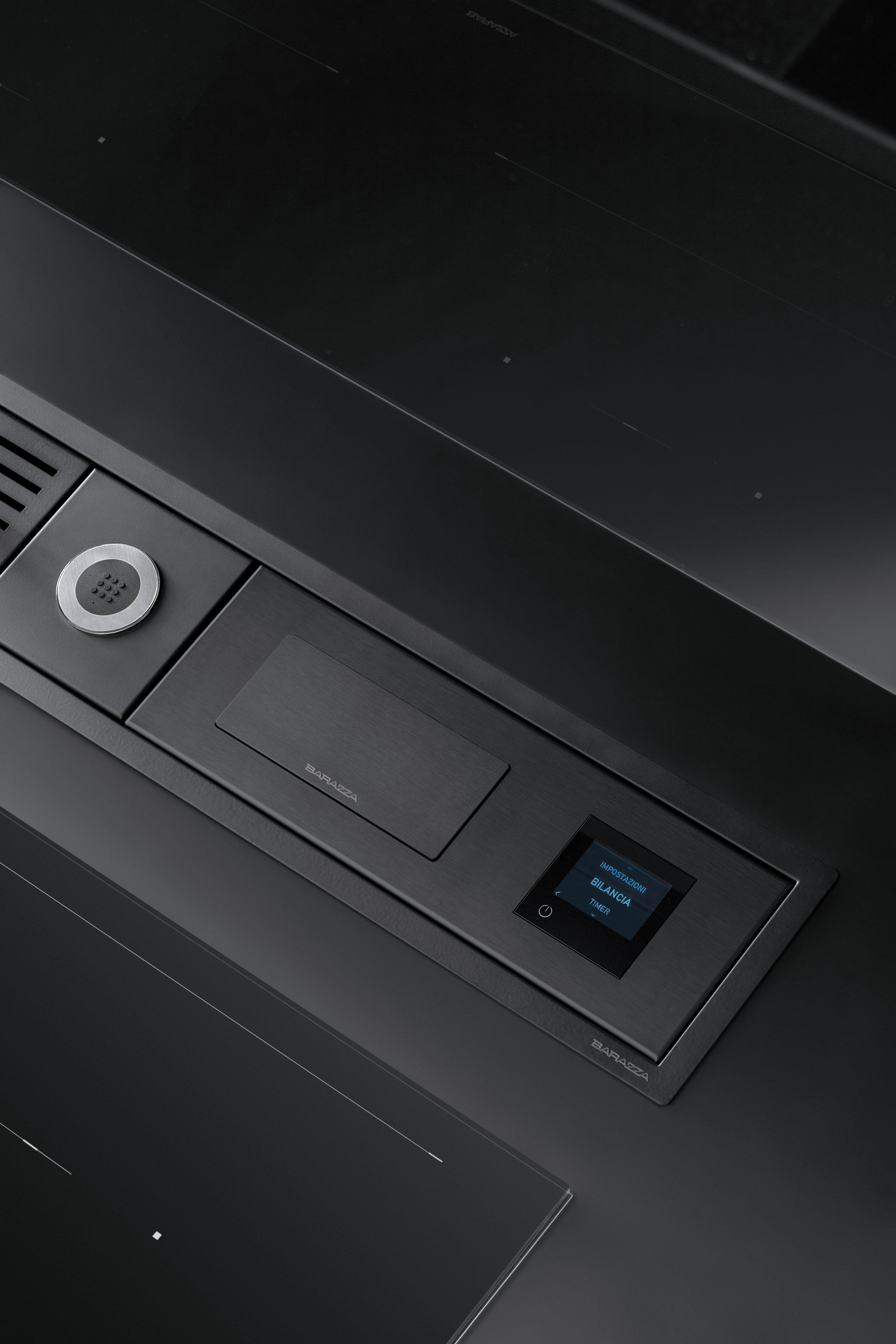 Detailansicht einer integrierten Barazza Küchenwaage mit digitalem Display in einer modernen, schwarzen Küchenarbeitsplatte