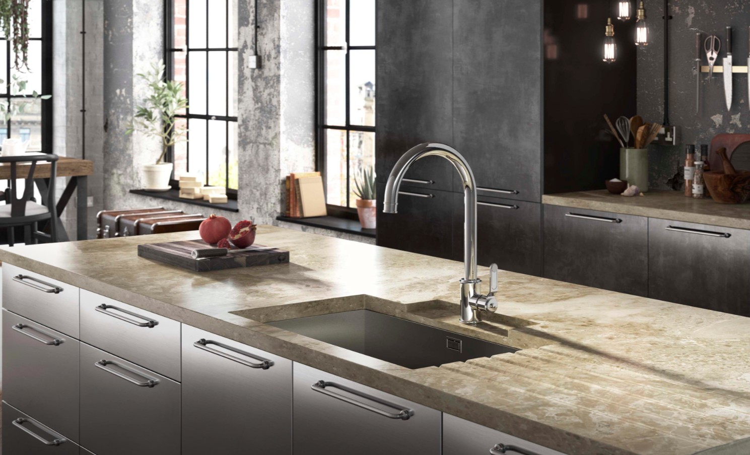 Edelstahl-Küchenarmatur mit hohem Auslauf an Unterbauspüle in Stein-Arbeitsplatte, modern-industrielles Küchendesign; langlebig, pflegeleicht und hochwertig