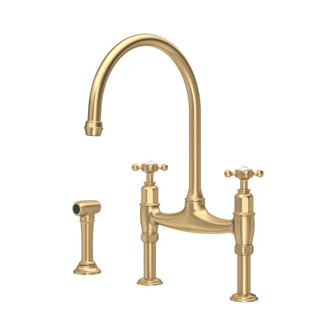 Klassische Zweigriff-Küchenarmatur als Brückenmischer in gebürstetem Messing/Gold mit hohem Schwenkauslauf und separater Seitenbrause, ideal für Spülbecken im Vintage-Stil