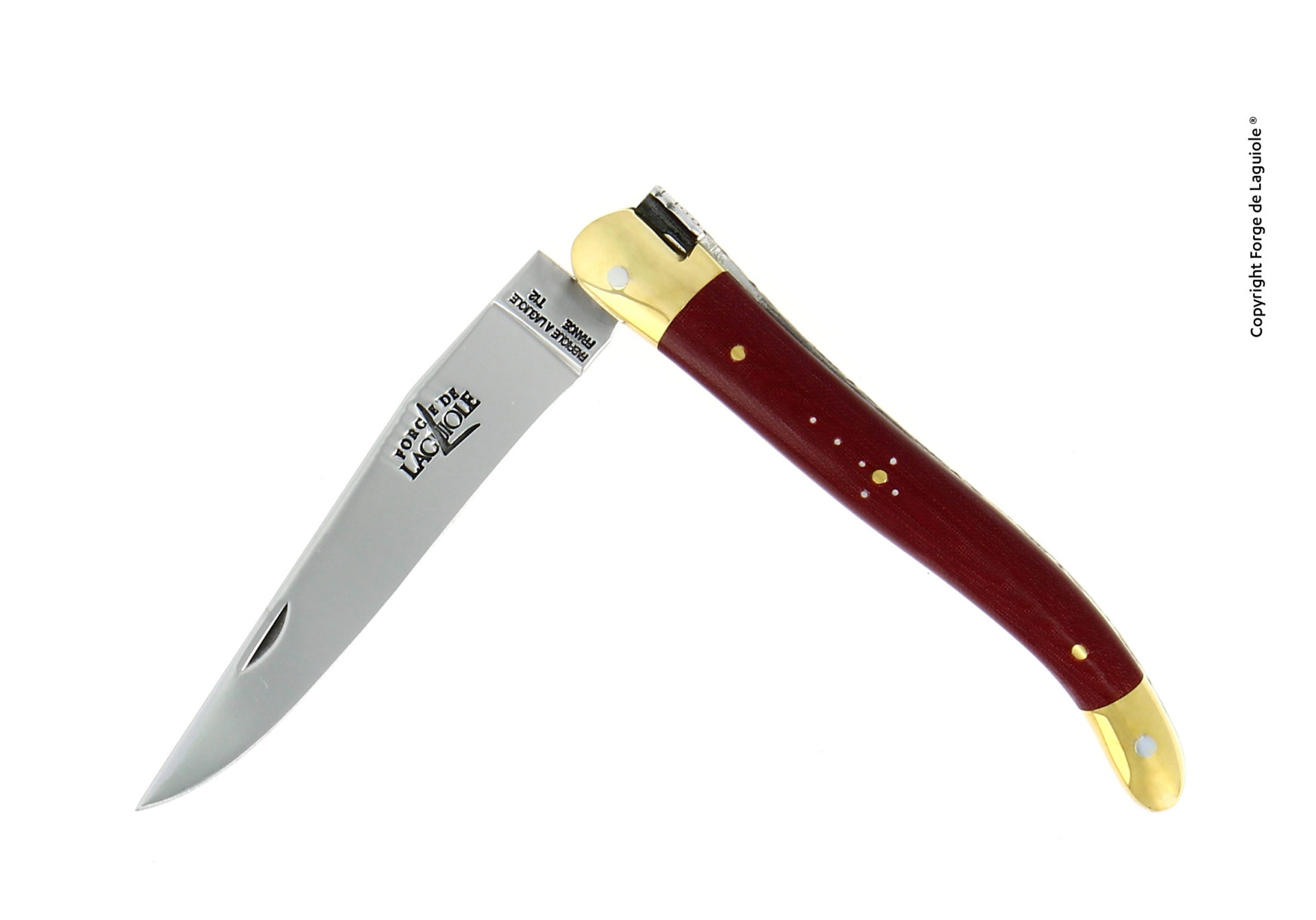 Aufgeklapptes Laguiole Taschenmesser mit Holzgriff und Messingbeschlägen auf weißem Hintergrund