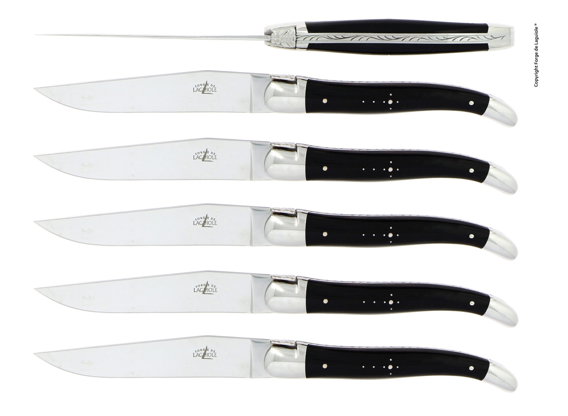 Sechs hochwertige Laguiole Steakmesser mit schwarzem Griff und einer passenden Fleischgabel, elegant nebeneinander angeordnet
