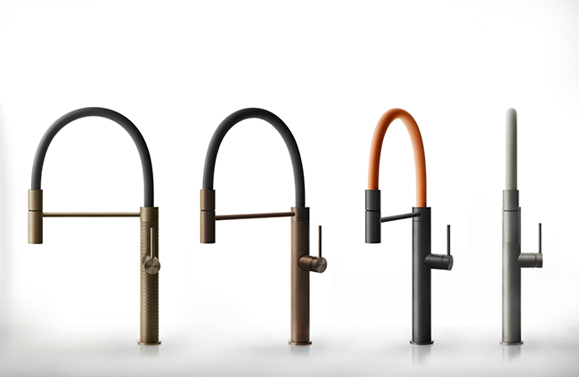 Vier moderne Küchenarmaturen in unterschiedlichen Farben und Designs, aufgereiht vor weißem Hintergrund