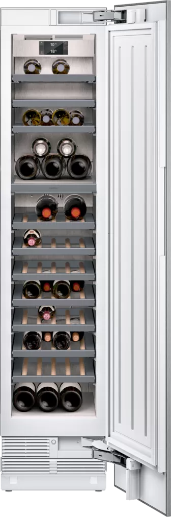 Geöffneter Einbau-Weinkühlschrank mit mehreren Flaschen Wein, Holzablagen und digitalem Display