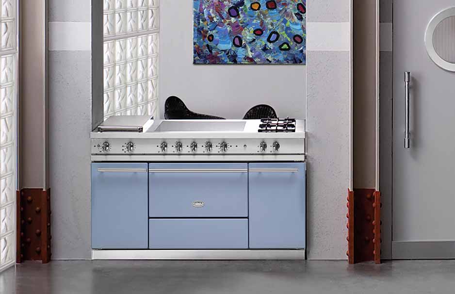 Moderner Standherd in Hellblau mit mehreren Kochfeldern, integriert in eine Designküche mit Glasbausteinen und farbigem Wandbild