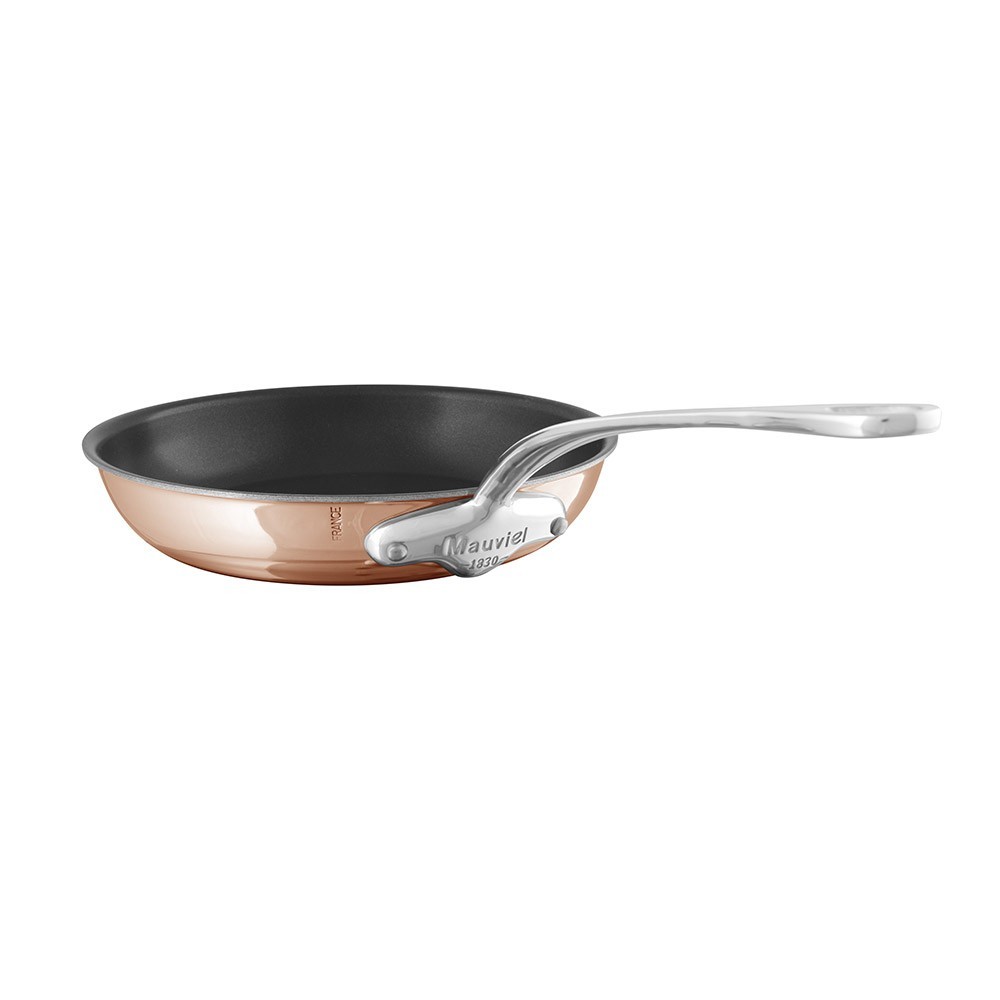 Elegante Kupfer-Pfanne von Mauviel 1830 mit Antihaftbeschichtung und ergonomischem Edelstahlgriff, ideal zum Braten und Kochen