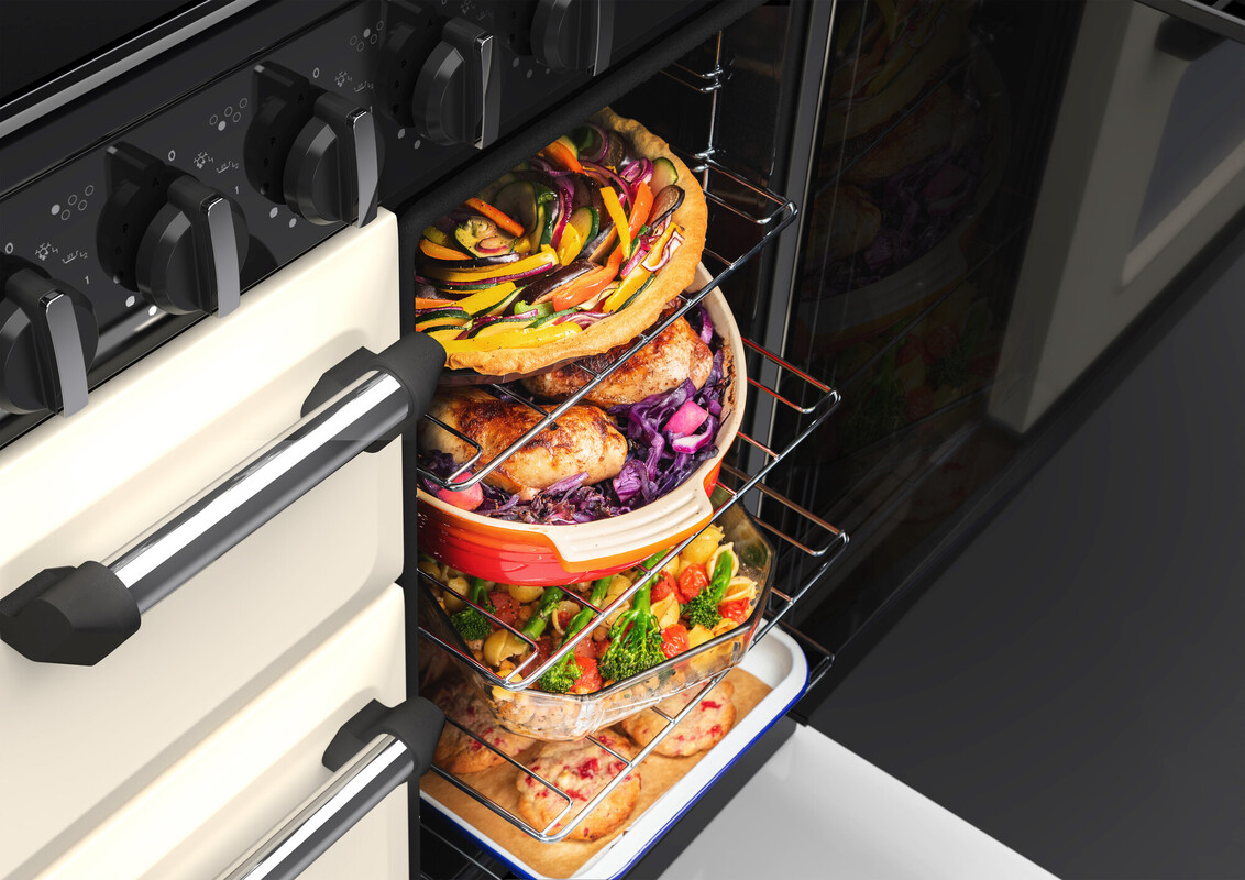 Offener Backofen eines freistehenden Range Cookers in Creme mit mehreren Einschüben; zeigt hohe Kapazität und gleichmäßige Hitzeverteilung zum gleichzeitigen Garen mehrerer Gerichte