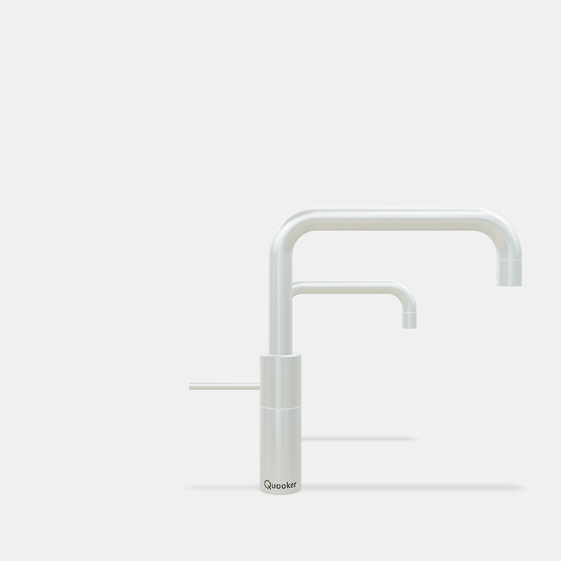 Weißer Quooker Wasserhahn mit zwei Ausläufen, moderne Armatur für die Küche