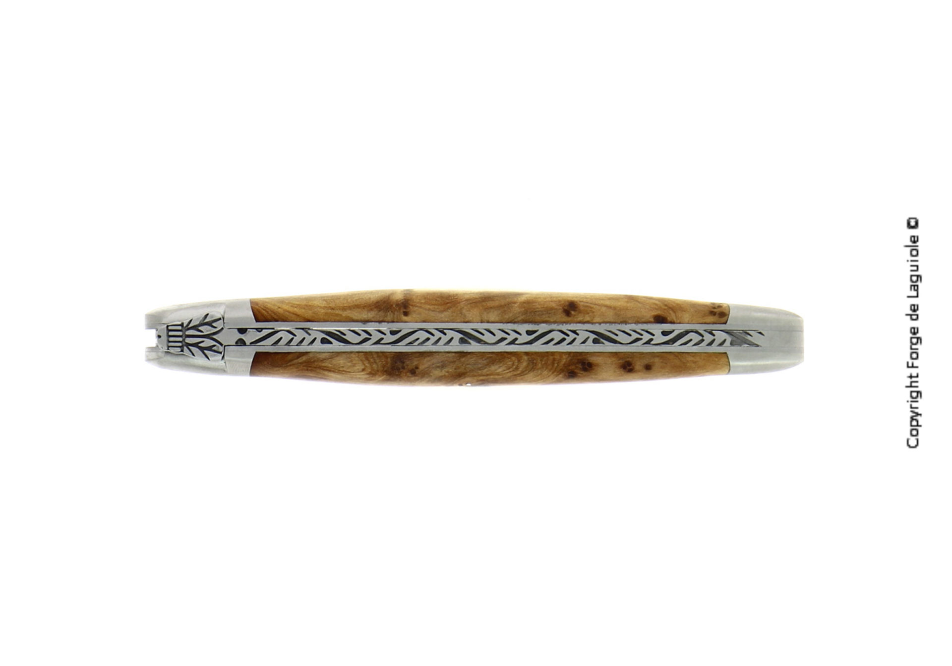 Detailaufnahme eines Laguiole Messergriffs aus Maserholz mit traditionellen Edelstahlverzierungen, hergestellt von Forge de Laguiole