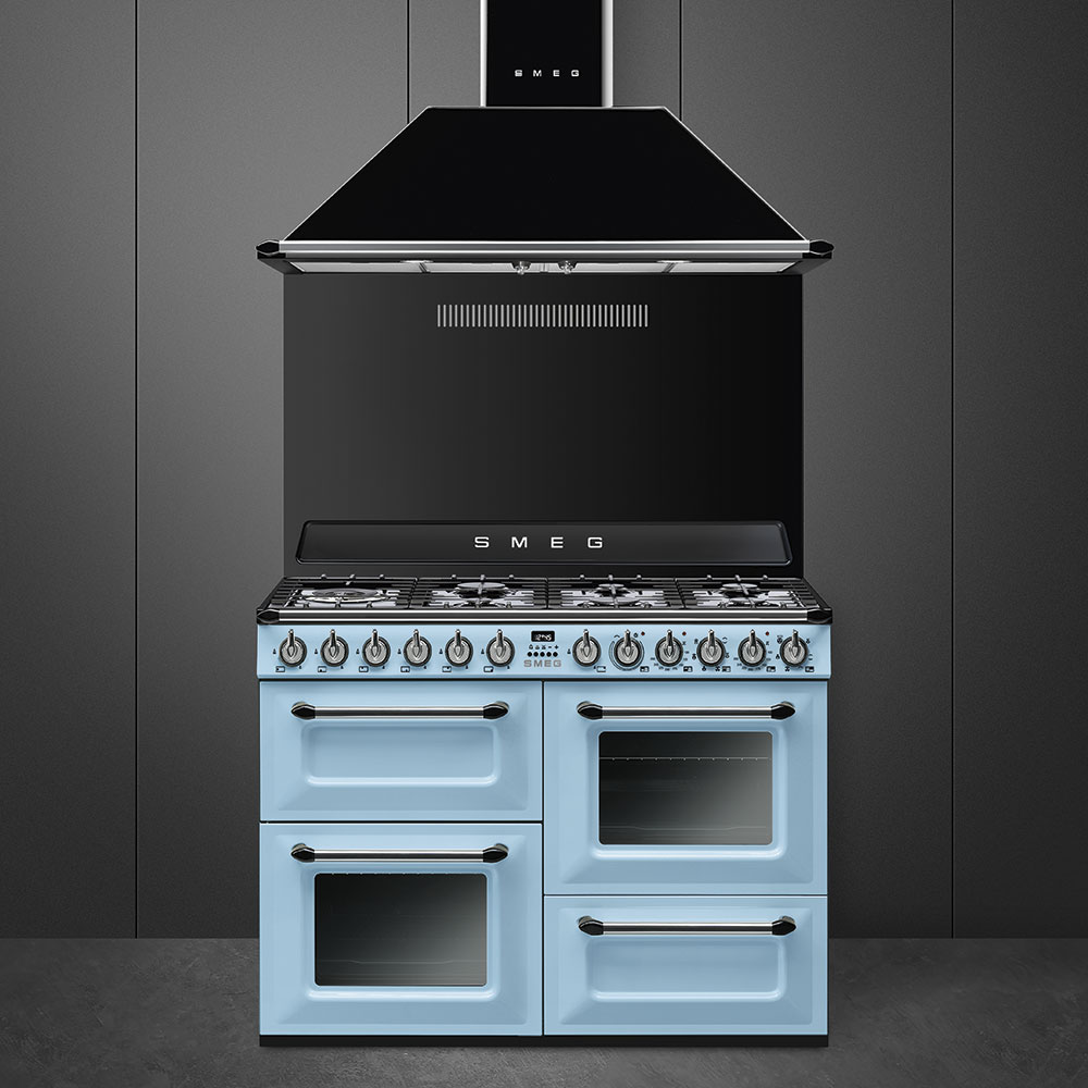 Pastellblauer SMEG Standherd mit vier Backöfen und schwarzer Abzugshaube vor dunkelgrauer Küchenwand, modernes Retrodesign