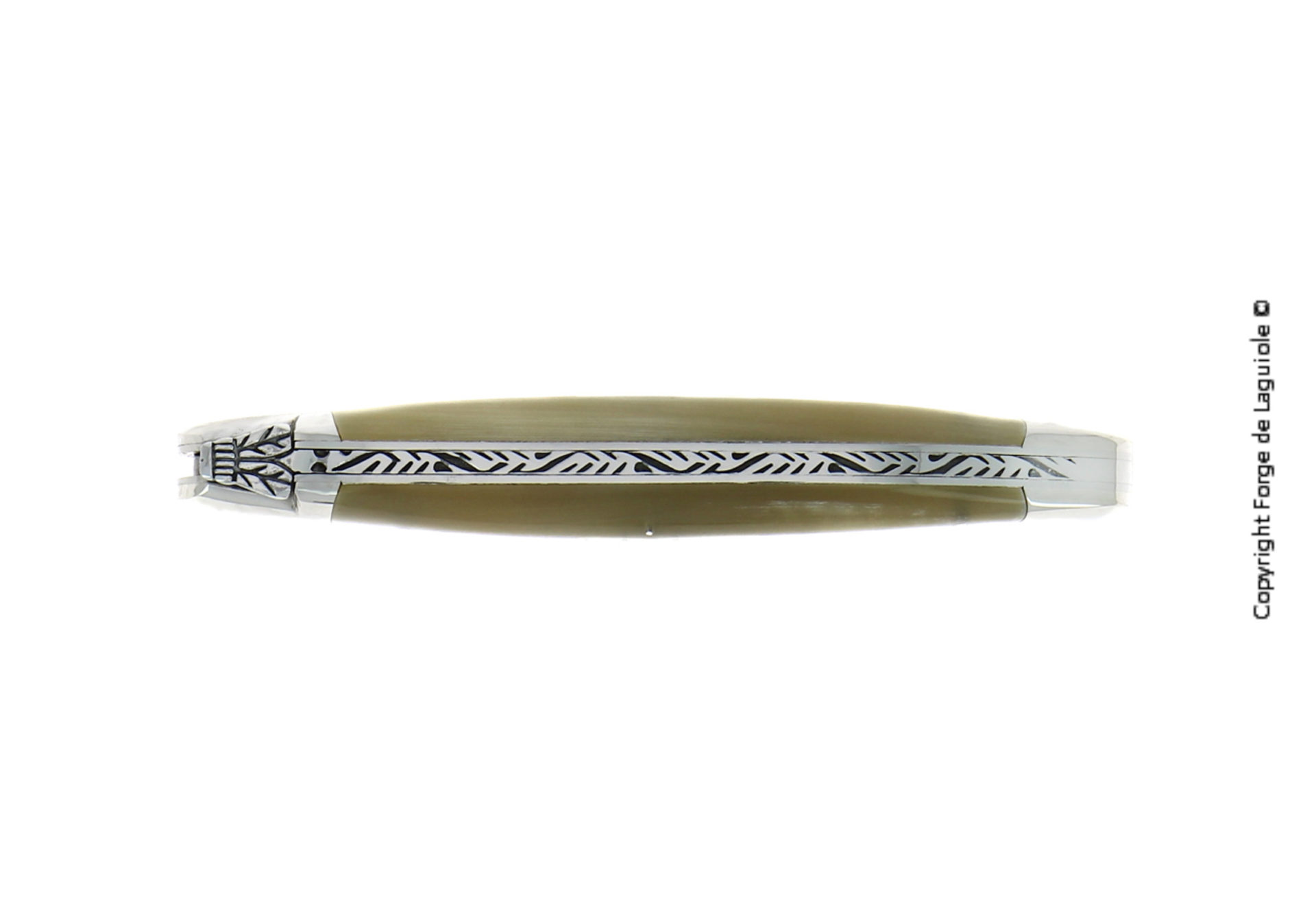 Laguiole Taschenmesser, geschlossen, mit Gravur auf dem Rücken und Griff aus Horn, von oben fotografiert