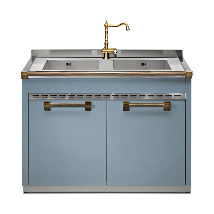 Moderner hellblauer Küchenunterschrank mit zwei Edelstahlspülen und goldener Armatur, ideal für stilvolle Küchen