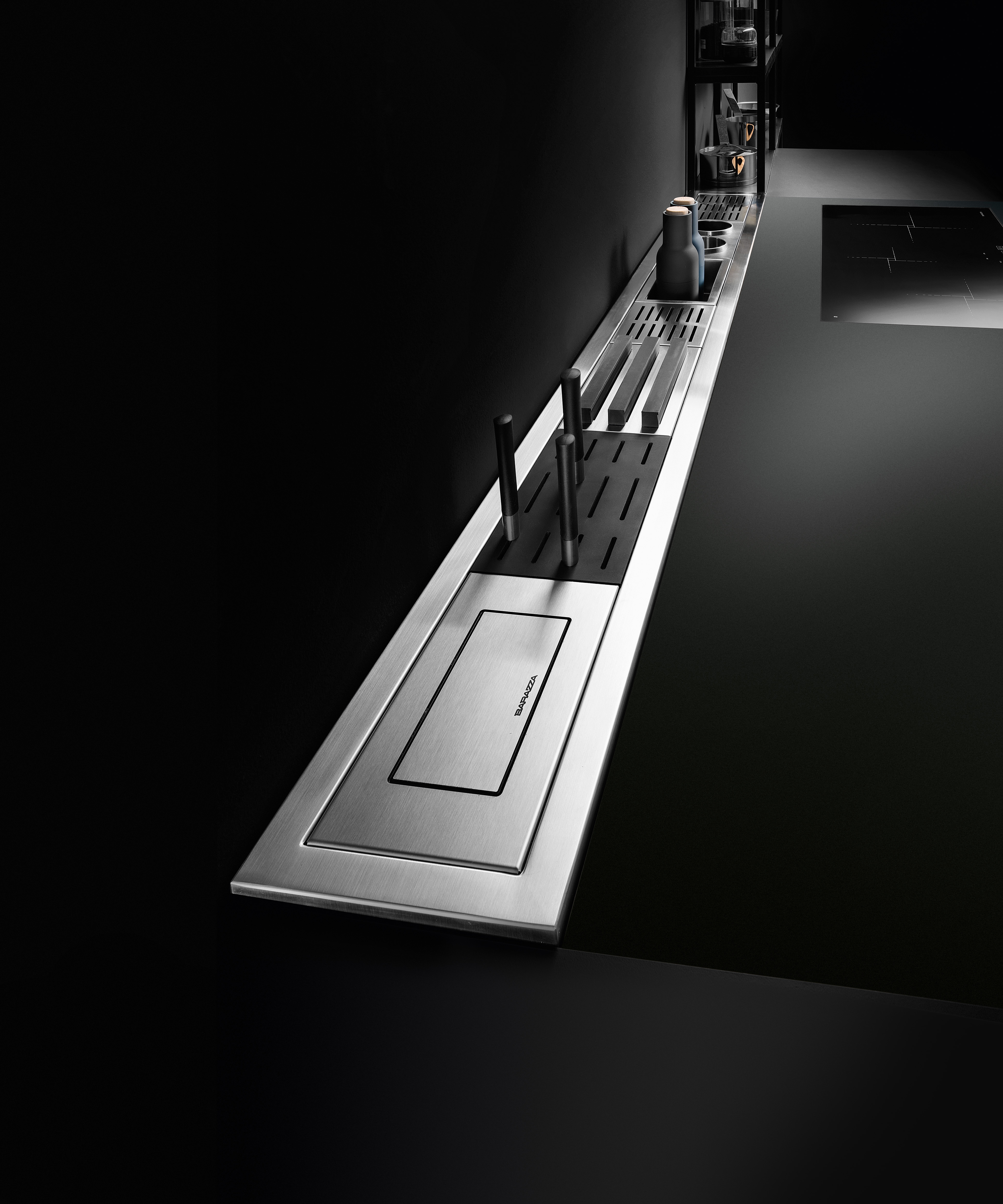 Elegant integriertes Küchen-Ordnungssystem aus Edelstahl für Zubehör, Messer und Gewürze in moderner Küche