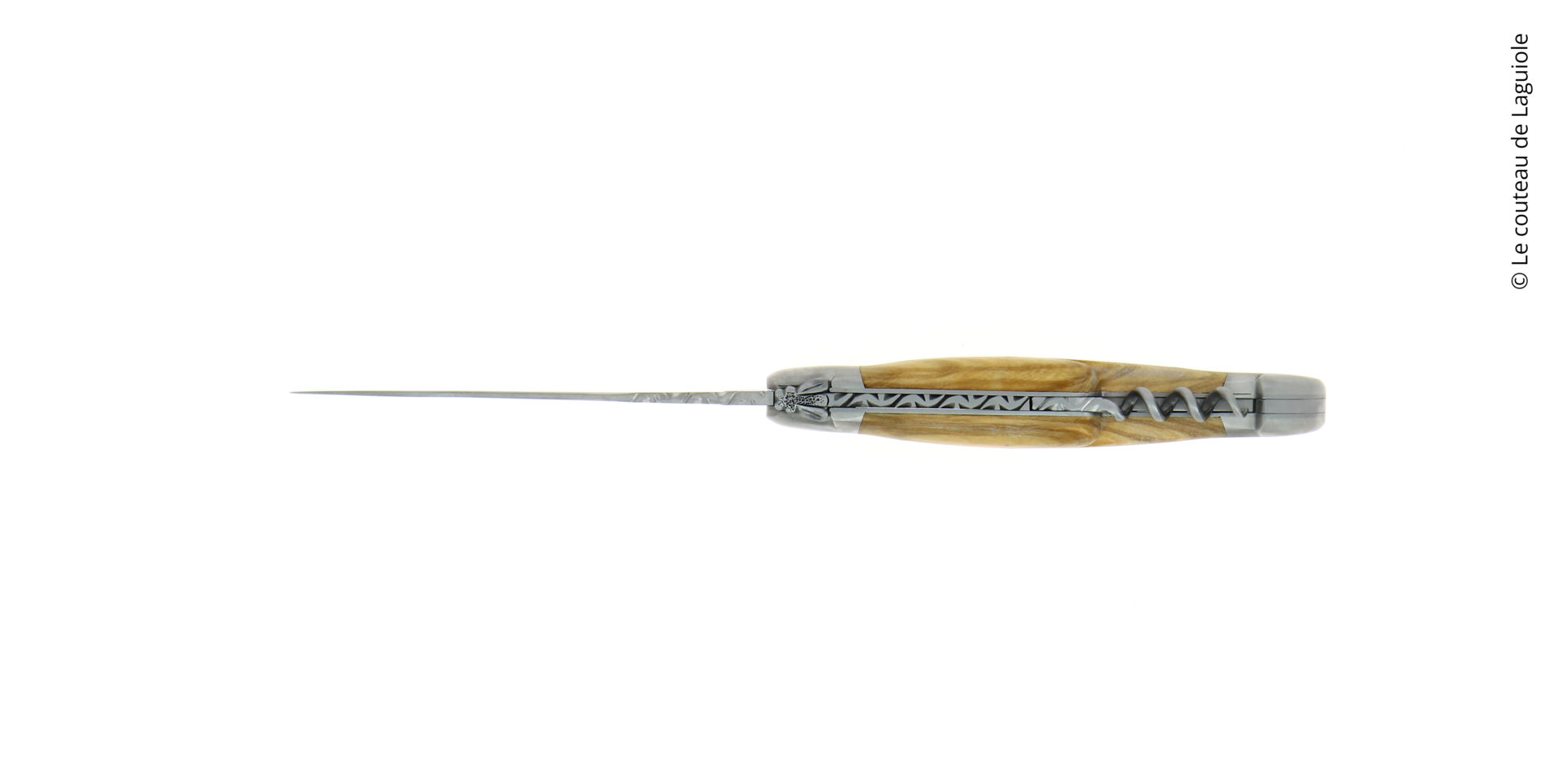 Laguiole Messer mit Olivenholzgriff, sichtbarer Rückenverzierung und Korkenzieher, auf weißem Hintergrund