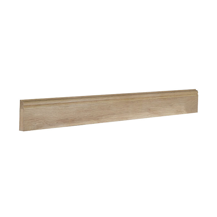Abgebildet ist eine Sockelleiste in Eiche Natur Holzoptik, ideal als Fußleiste für Bodenabschlüsse
