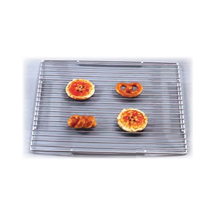 Backblechrost aus Metall mit belegten Mini-Pizzen, Brezel und Gebäckstück auf weißem Hintergrund