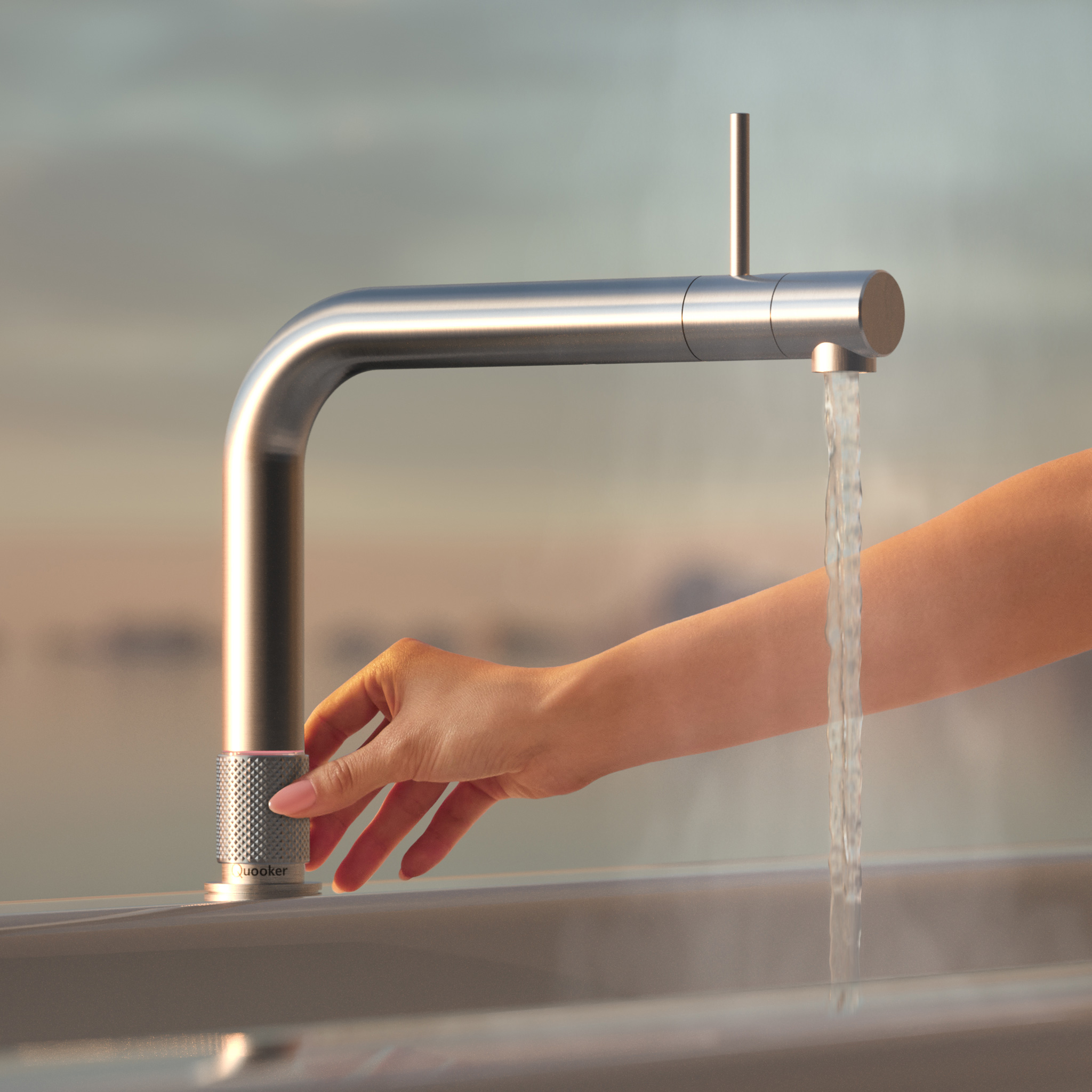 Hand bedient eine moderne Küchenarmatur aus Edelstahl, aus der Wasser in ein Spülbecken fließt