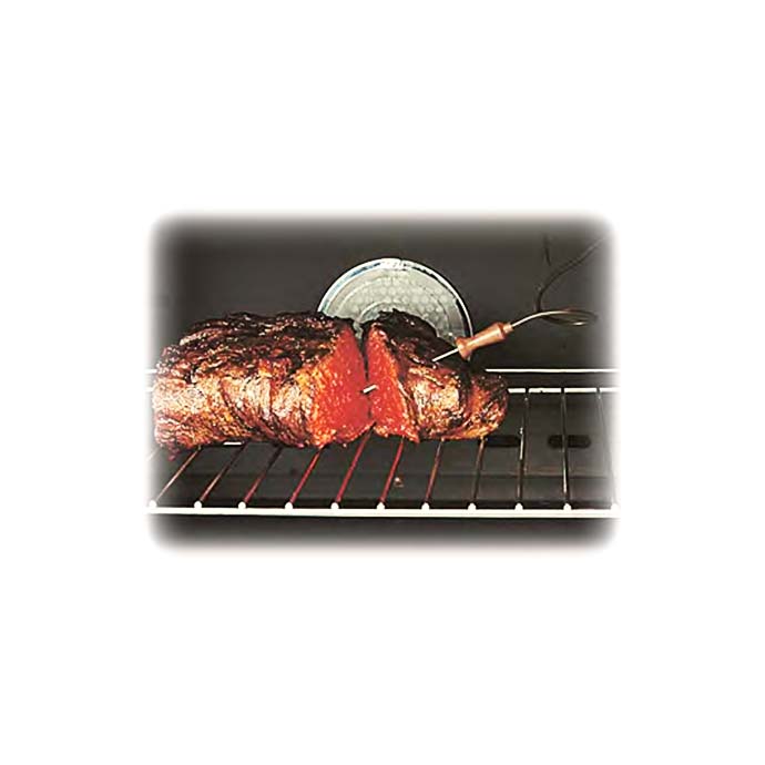 Ein saftiger Braten liegt auf einem Backofenrost, ein Bratenthermometer misst die Kerntemperatur