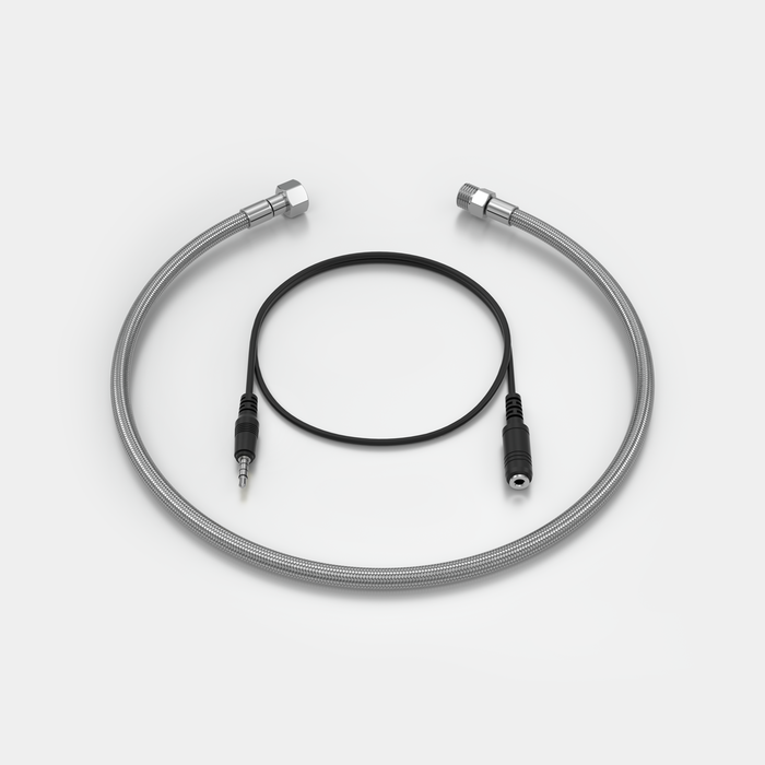 Abgebildet ist ein flexibler Edelstahl-Wasserschlauch mit Verschraubungen sowie ein schwarzes Audiokabel mit 3,5-mm-Klinkenstecker und Buchse, geeignet für verschiedene Anschlussmöglichkeiten.