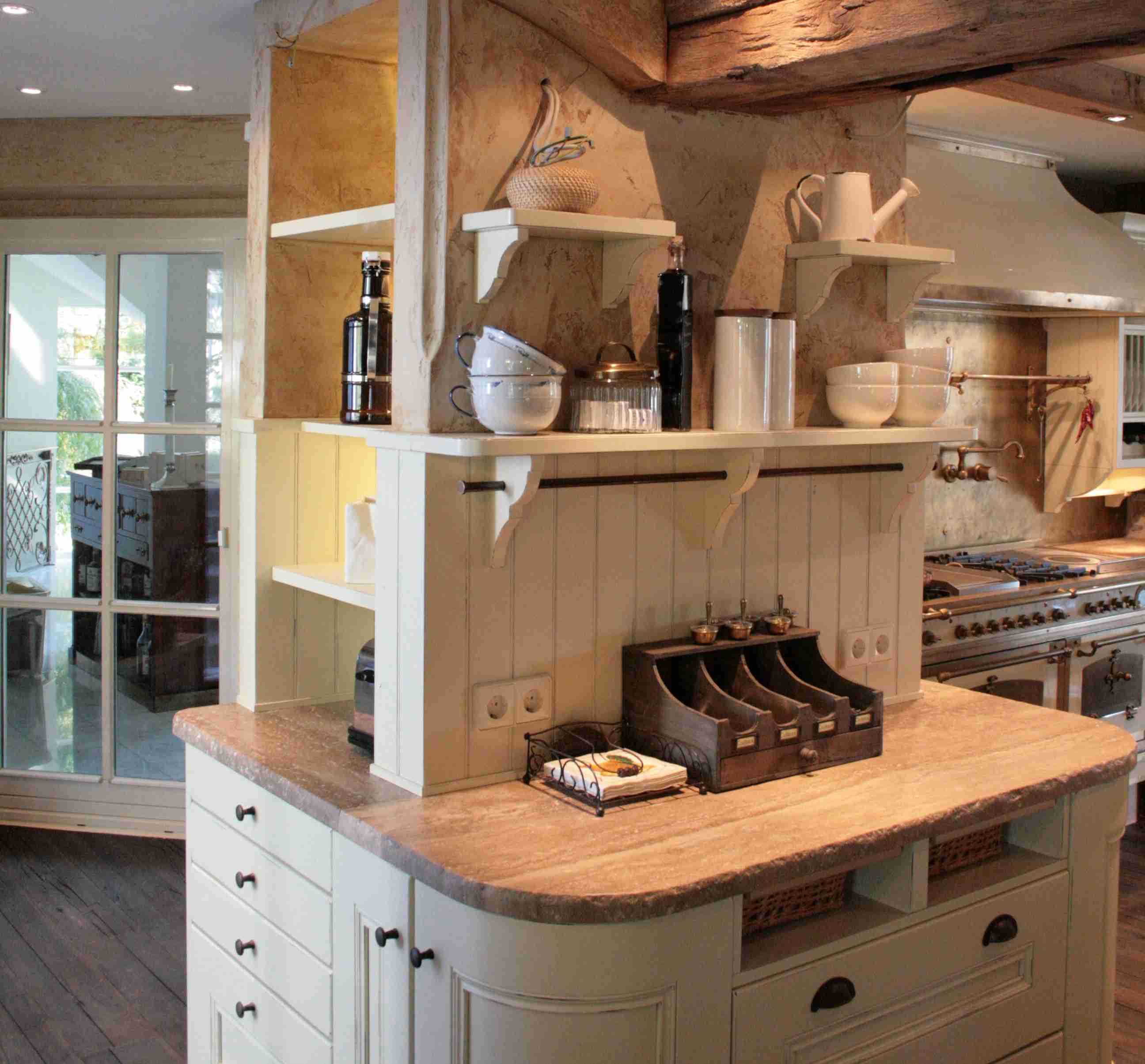 Helle Landhausküche mit offenem Regal, Küche mit Holzdetails, Steinplatte und dekorativen Küchenutensilien