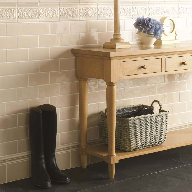 Wand mit beige Metrofliesen und Bordüre im Flur