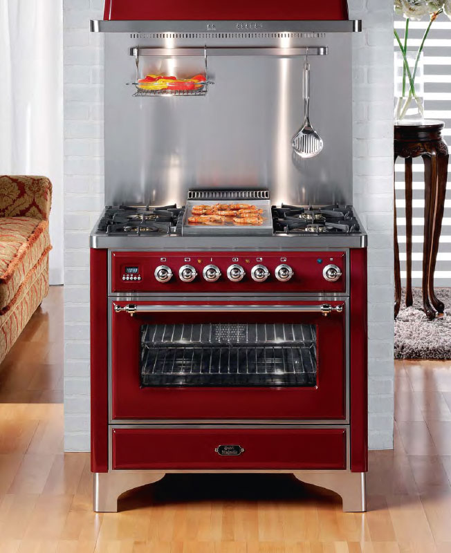 Eleganter, roter Standherd mit Gas-Kochfeld, Grillplatte und Backofen, eingebaut in eine moderne Küche auf Holzfußboden.