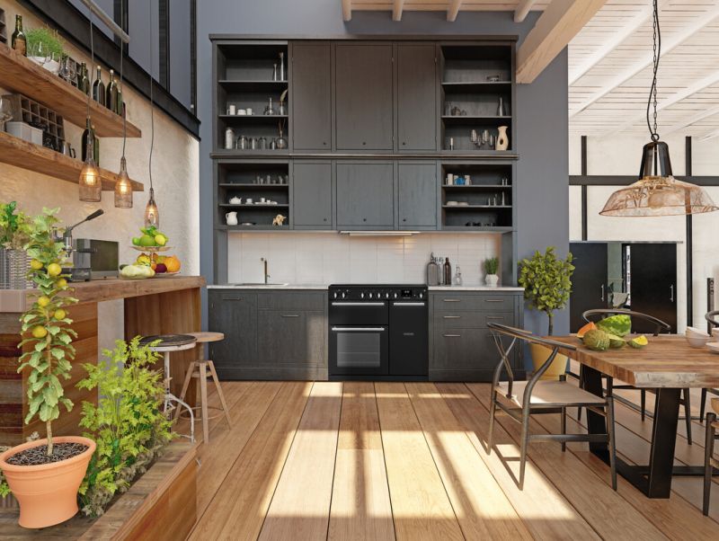 Schwarzer 60‑cm Standherd mit Backofen in moderner Loftküche mit dunklen Schränken und Holzdetails