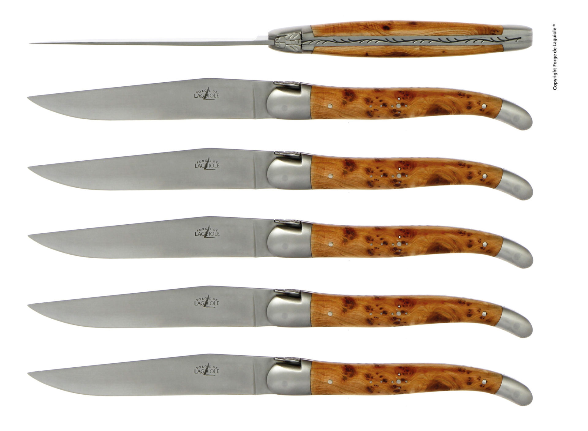 Sechs hochwertige Forge de Laguiole Steakmesser mit Klingen aus Edelstahl und Griffen aus edlem Maserholz, nebeneinander angeordnet.