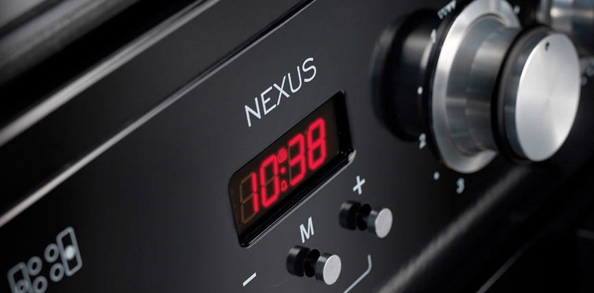 Nahaufnahme des Bedienfelds eines NEXUS Herdes mit digitaler Uhr, Knöpfen und Einstellrädern
