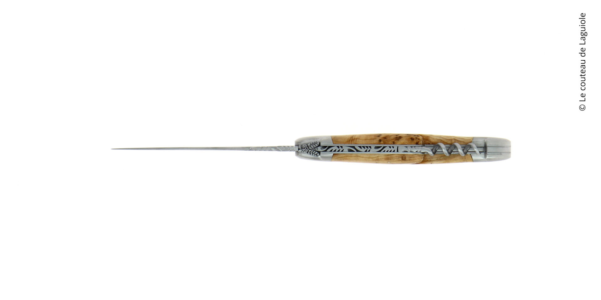 Traditionelles Laguiole Taschenmesser mit aufwendig verziertem Rücken und integriertem Korkenzieher, Griff aus Holz, fotografiert aus der Vogelperspektive auf weißem Hintergrund.