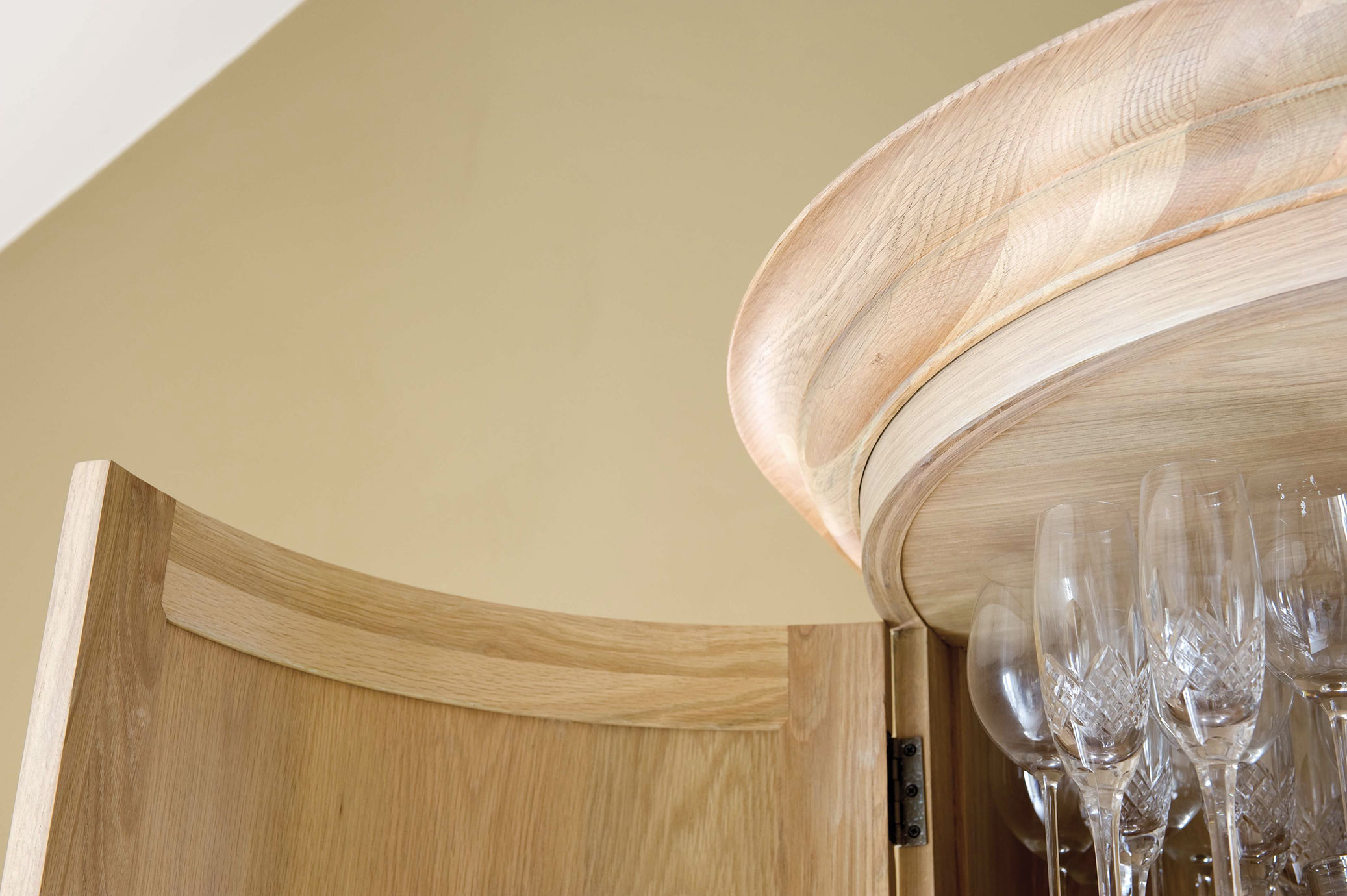 Offener Holzschrank mit Kristallgläsern, Nahaufnahme vom oberen Bereich mit sichtbarer Holzmaserung