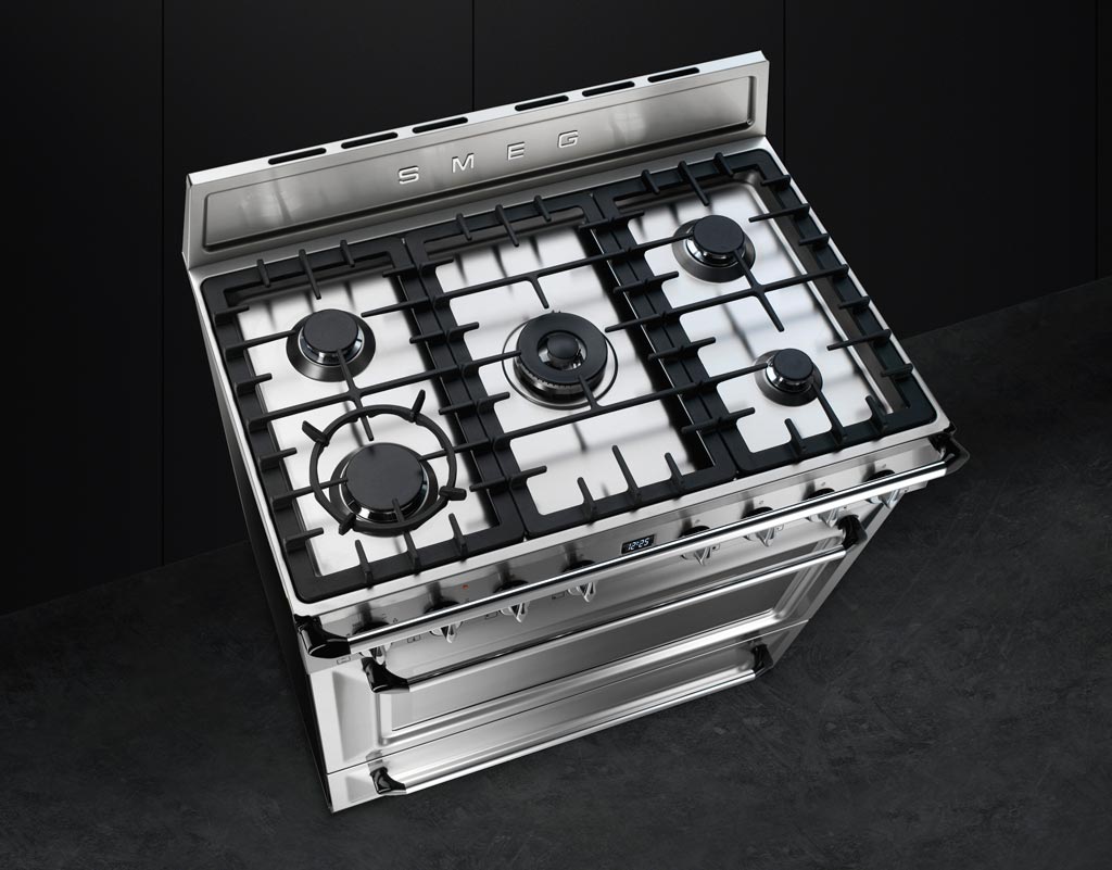 Moderner Smeg Edelstahl-Standherd mit fünf Gaskochfeldern und zwei Backofenklappen in einer eleganten Küche