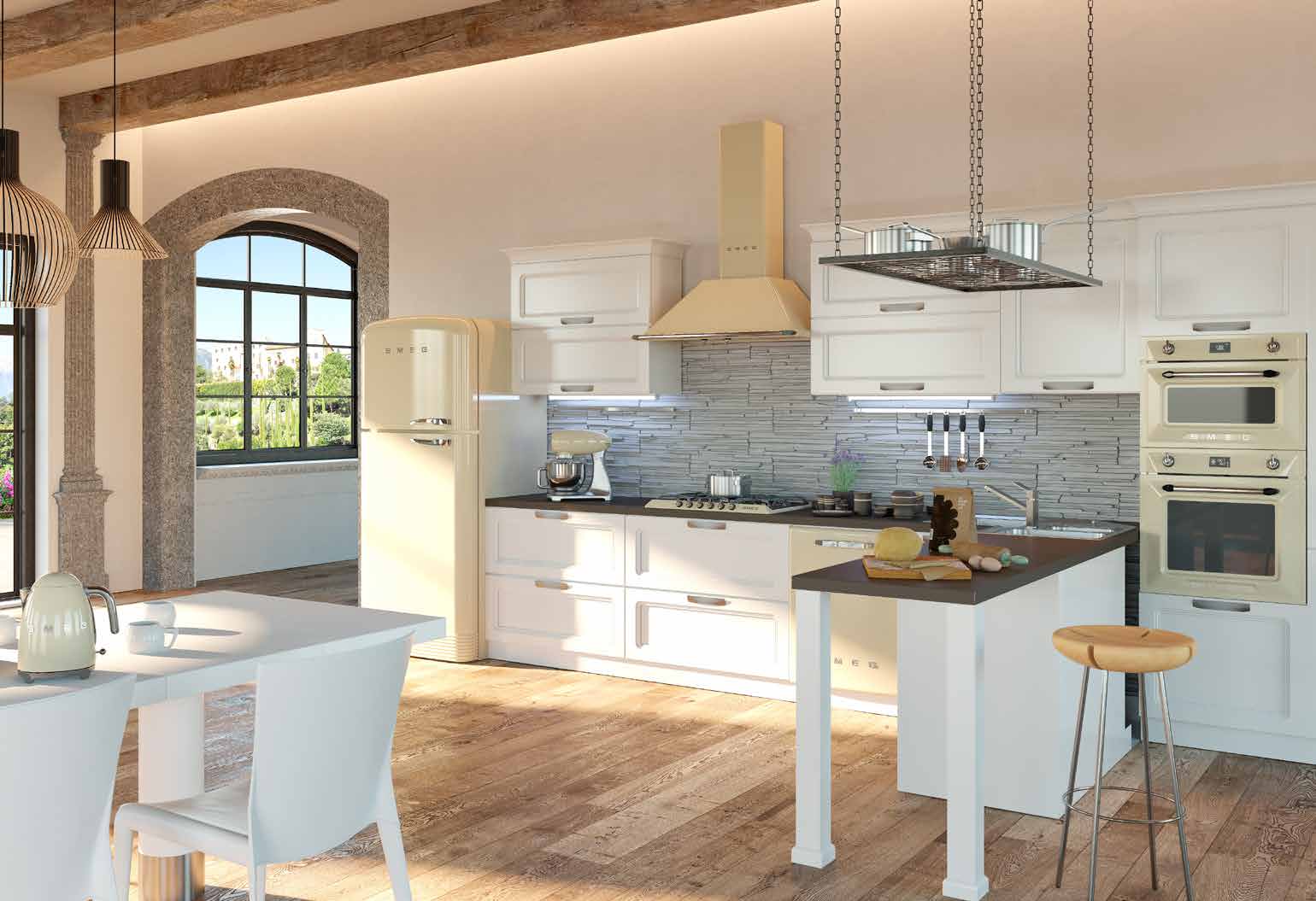 Helle, moderne Küche im Landhausstil mit weißen Schränken, Kochinsel, cremefarbenem Retro-Kühlschrank sowie stilvollen Lampen und Holzdekor