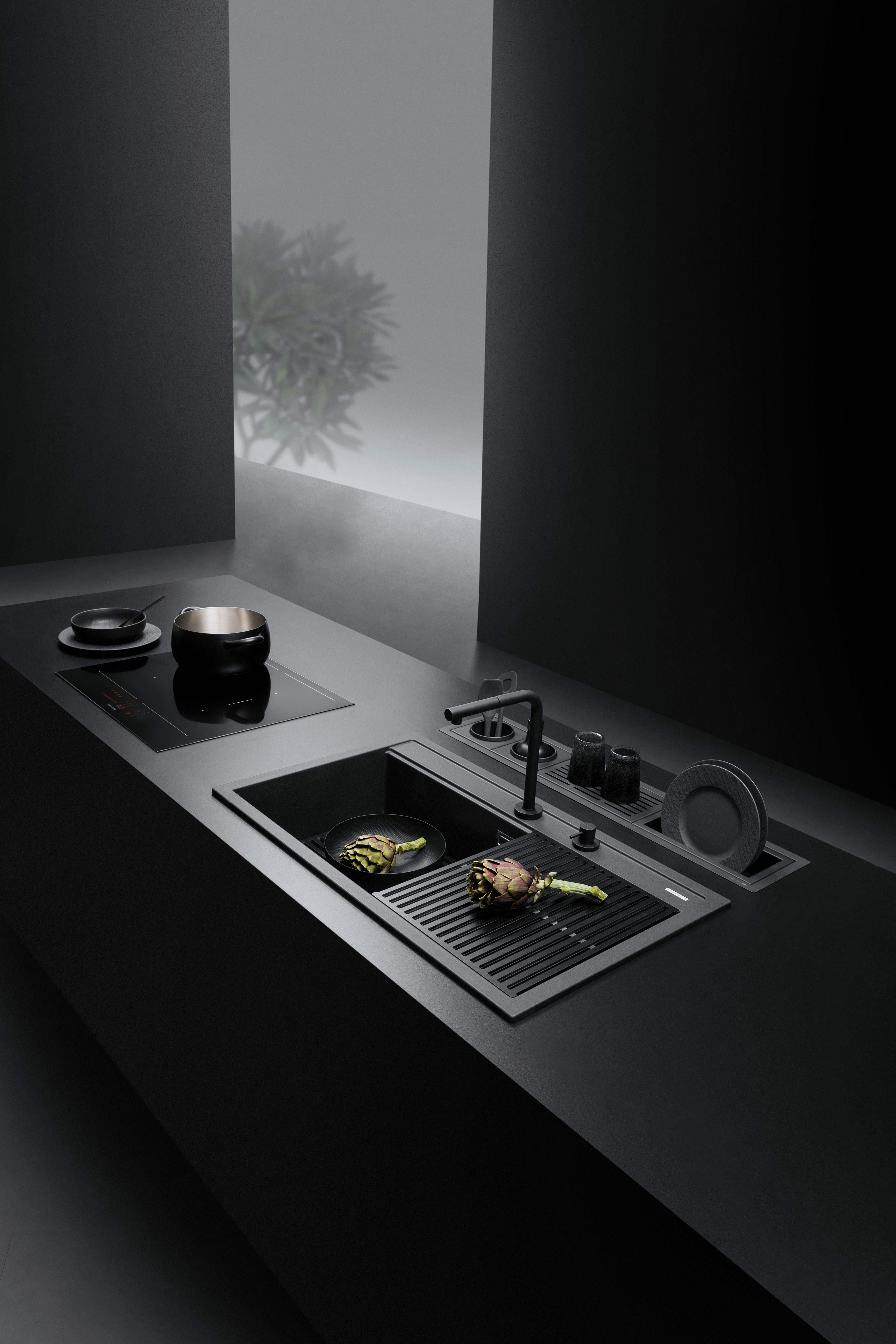 Hochwertige, moderne schwarze Küchenzeile mit Induktionskochfeld, Spüle, Wasserhahn und Geschirr in elegantem Design