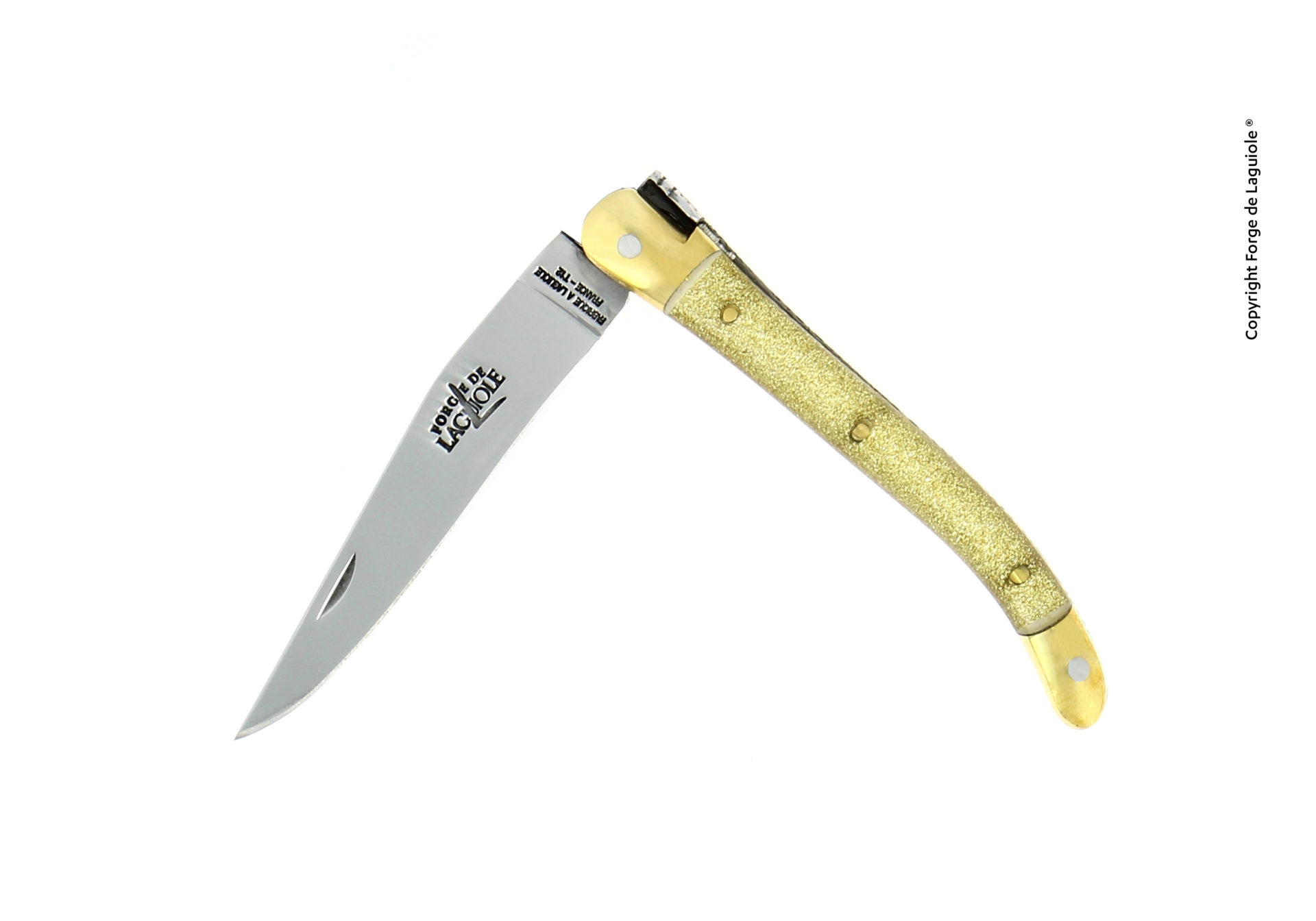 Aufgeklapptes Laguiole Taschenmesser mit goldfarbenem Griff und Edelstahlklinge, traditionelles französisches Design