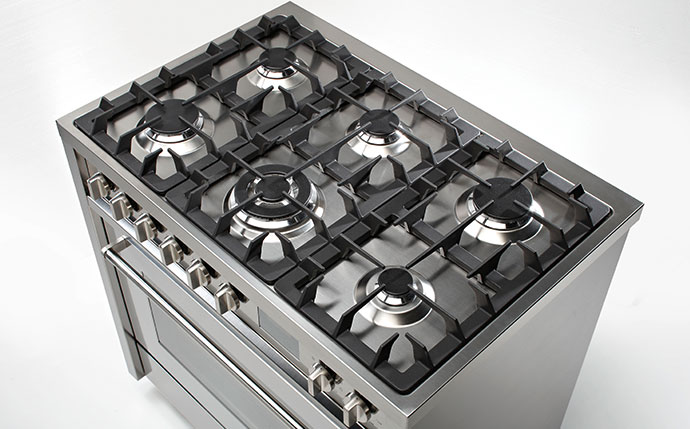 Gasherd aus Edelstahl mit sechs Kochfeldern und robusten Drehknöpfen, ideal für anspruchsvolles Kochen