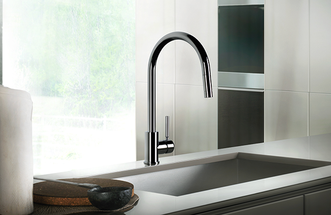 Eleganter, moderner Wasserhahn aus Edelstahl mit hohem Auslauf in einer stilvollen Küche montiert