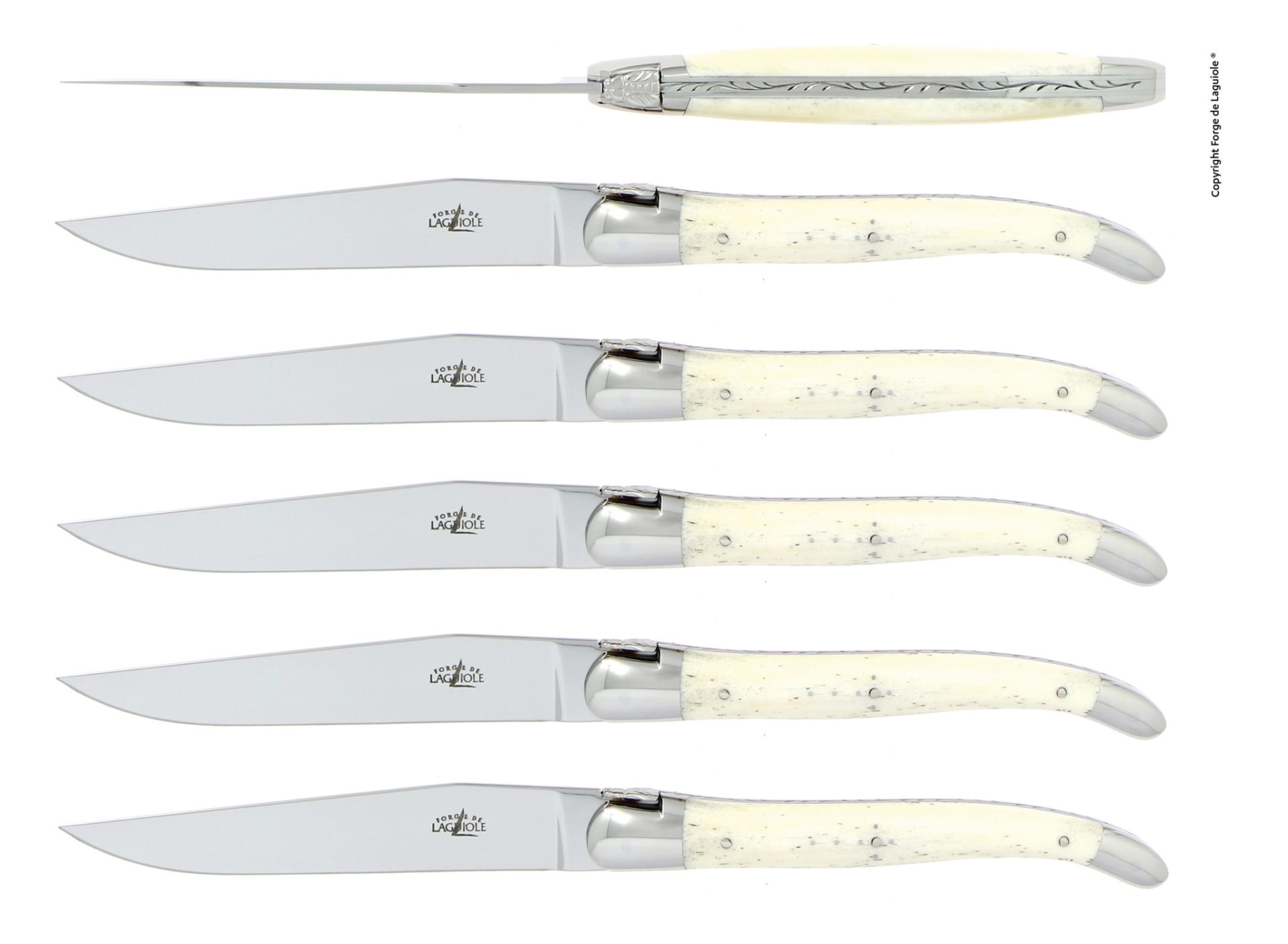 Sechs Laguiole Steakmesser mit polierten Klingen und hellen Griffen, traditionelles französisches Besteck