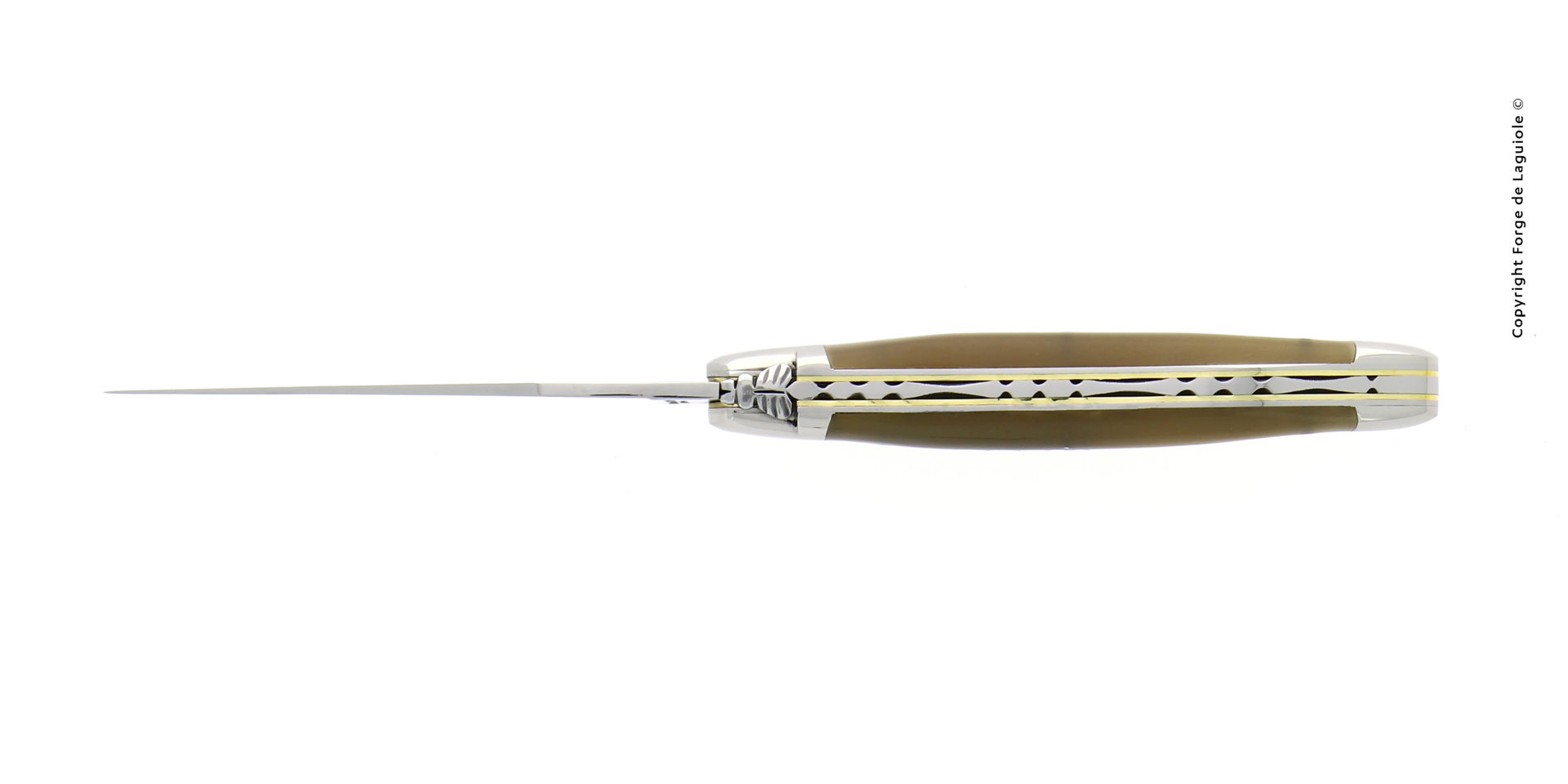 Seitenansicht eines hochwertigen Laguiole Taschenmessers mit detailreicher Rückenverzierung und braunem Griff, auf weißem Hintergrund