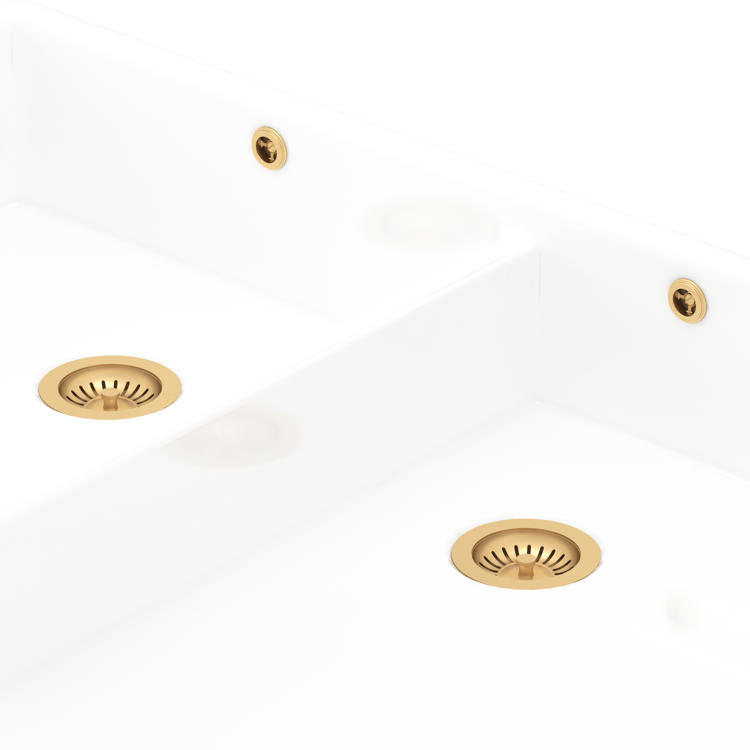 Detailansicht einer weißen Keramik-Küchenspüle mit Doppelbecken, goldfarbenen Siebkorb-Abläufen und Überlauföffnungen – elegantes Design für moderne Küchen